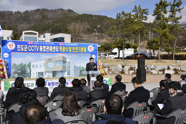 ▲ CCTV 통합관제센터 착공식에서 발언하는 이동진 진도군수.