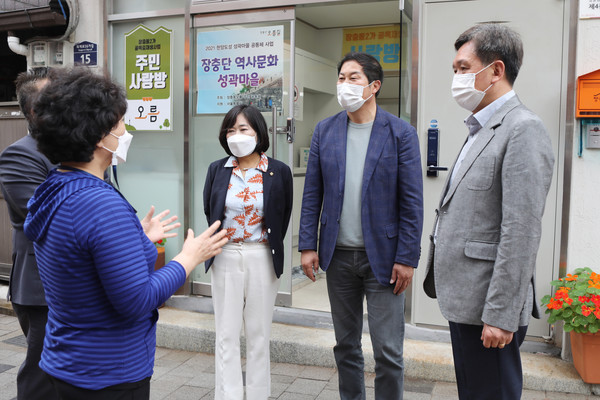 ▲ (우측 부터 윤판오 위원, 길기영 복지건설위원장, 이화묵 위원) 위원들이 장충동2가 골목길에서 주민들을 만나 이야기를 나누고 있다.