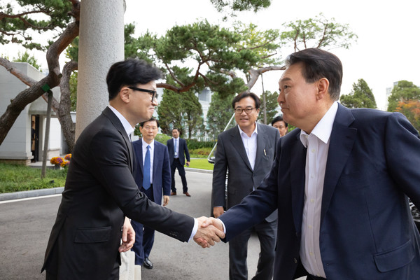 ▲ 악수하는 윤석열 대통령과 한동훈 대표. /뉴시스