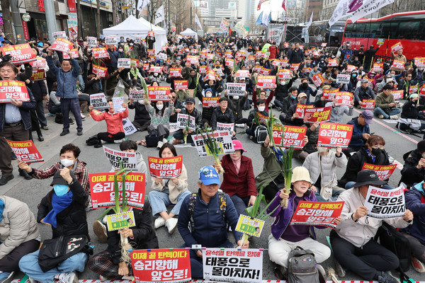 ▲ 서울 중구 세종대로에서 촛불행동 회원들이 정권 규탄 집회를 하고 있다. /뉴시스