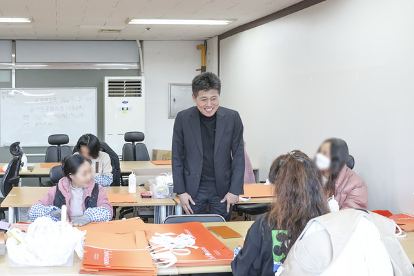 ▲ 김정헌 인천중구청장이 지역자활센터에 방문해 자활 참여자들을 격려하고 있다.