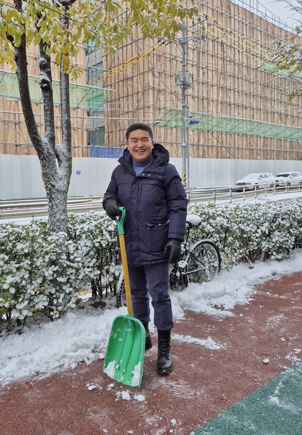 ▲ 한채훈 의왕시의원이 대설주의보가 발효된 부곡중앙로에서 제설작업을 하며 활짝 웃고 있다.