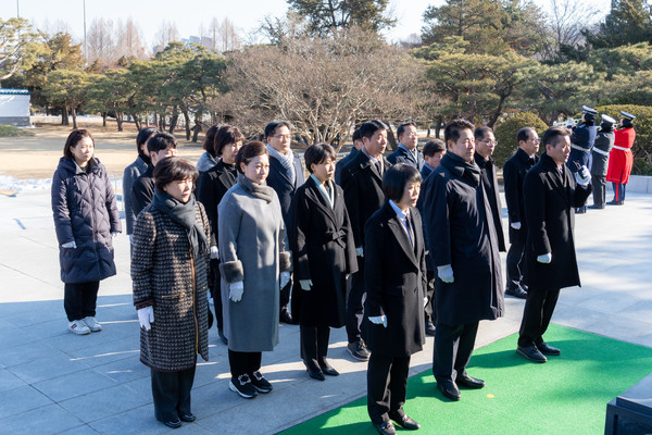 ▲ 강남구의회 의원들이 국립현충원 현충탑에서 참배를 하고 있다.